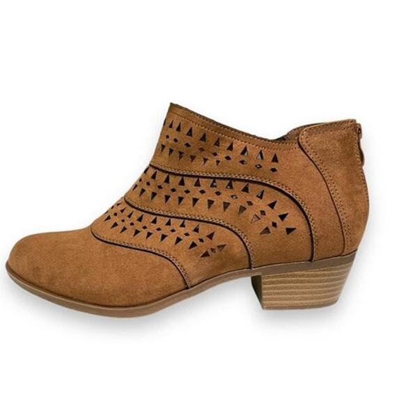 New Torrid 10.5W Dark Brown Faux‎ Suede Perforated Ankle Booties Boots 1.5" Heel - Picture 1 of 3